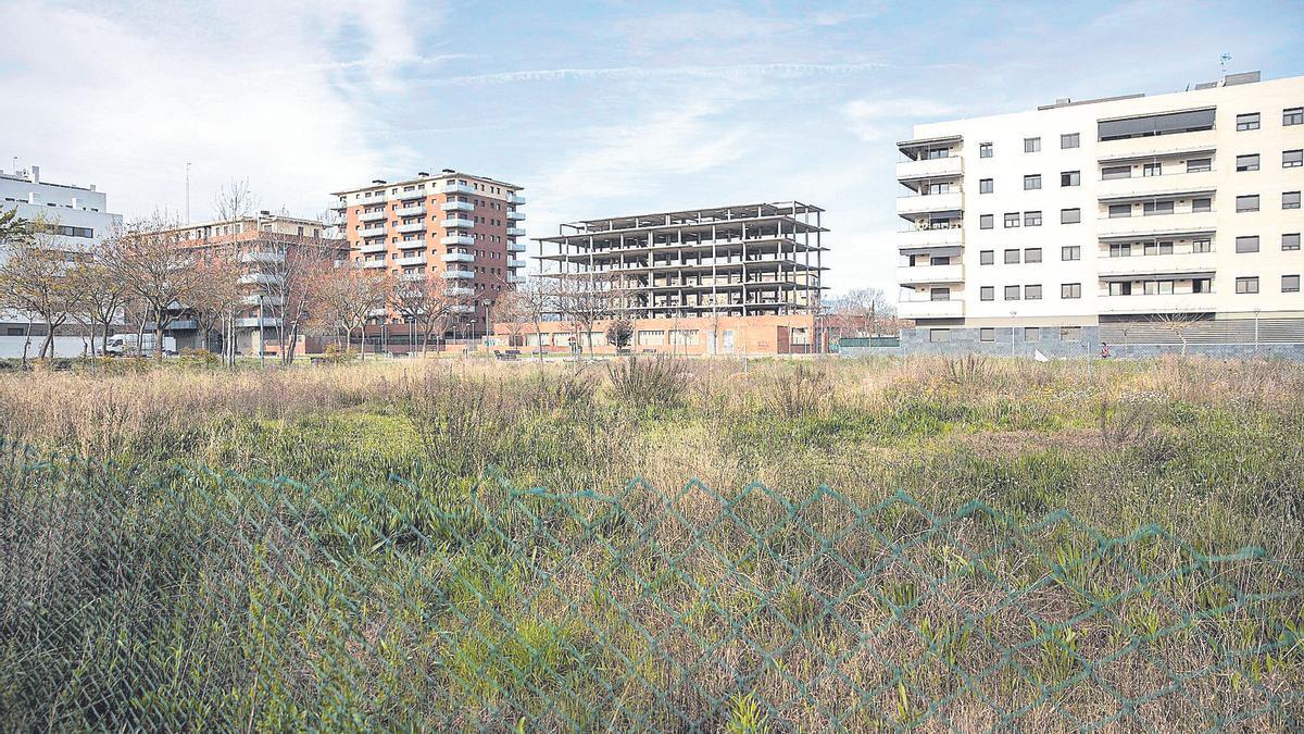 El solar del barri de Santa Eugènia (Girona) on es farà una nova promoció de pisos de protecció oficial.