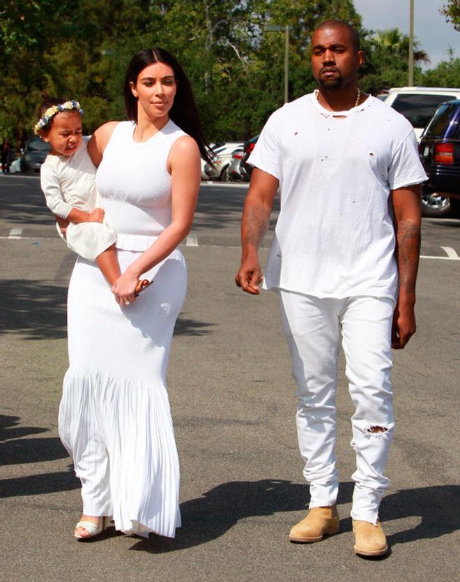 'Couple twinning': Kim Kardashian, Kanye West y North West con 'total white'