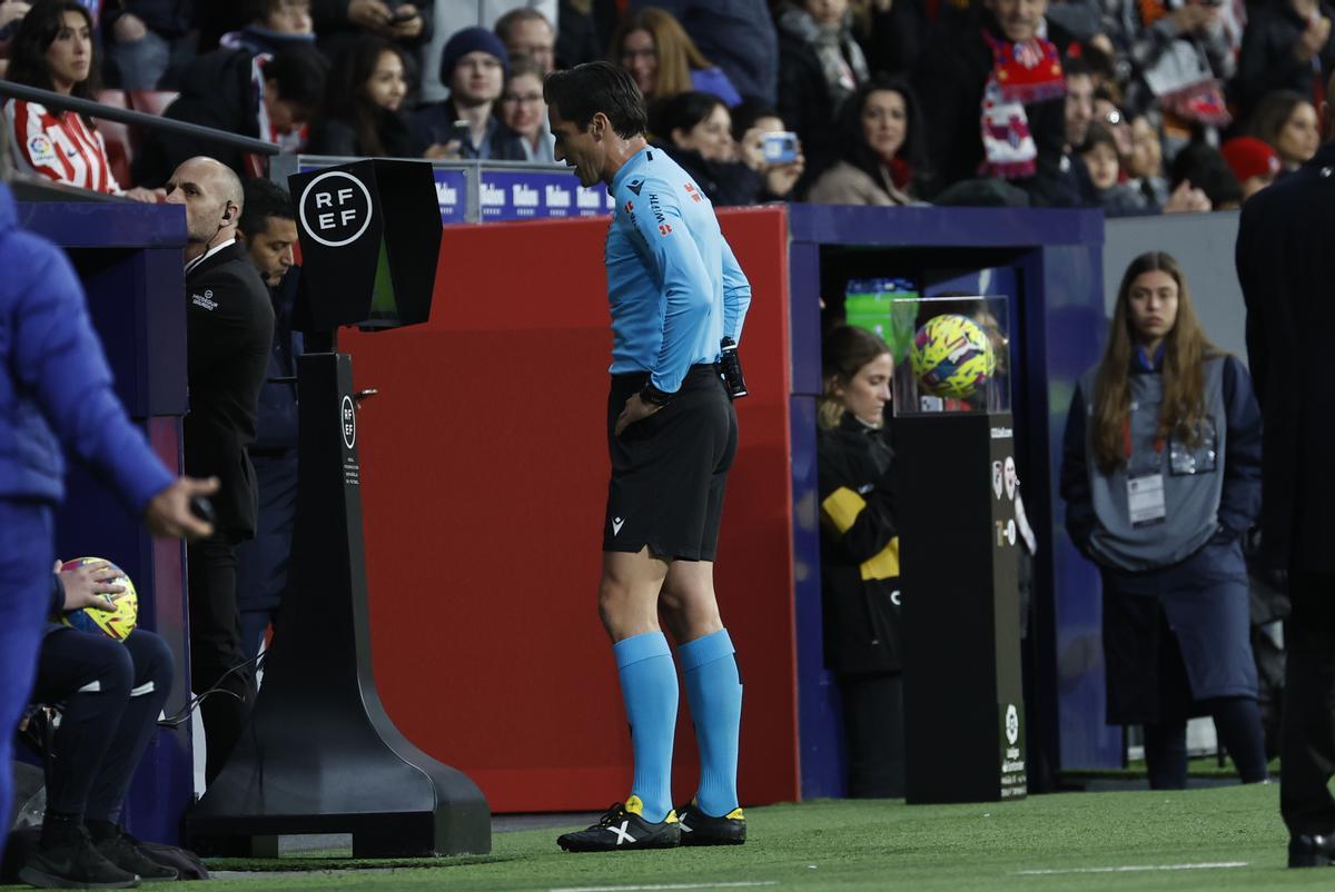 El colegiado español Munuera Montero consulta el VAR en el Atlético - Valencia.