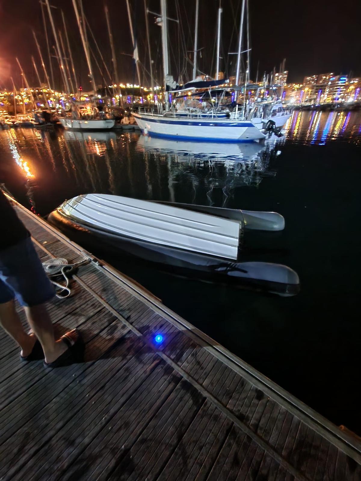 La zódiac en la que iban los dos pescadores ya en el Muelle Deportivo.