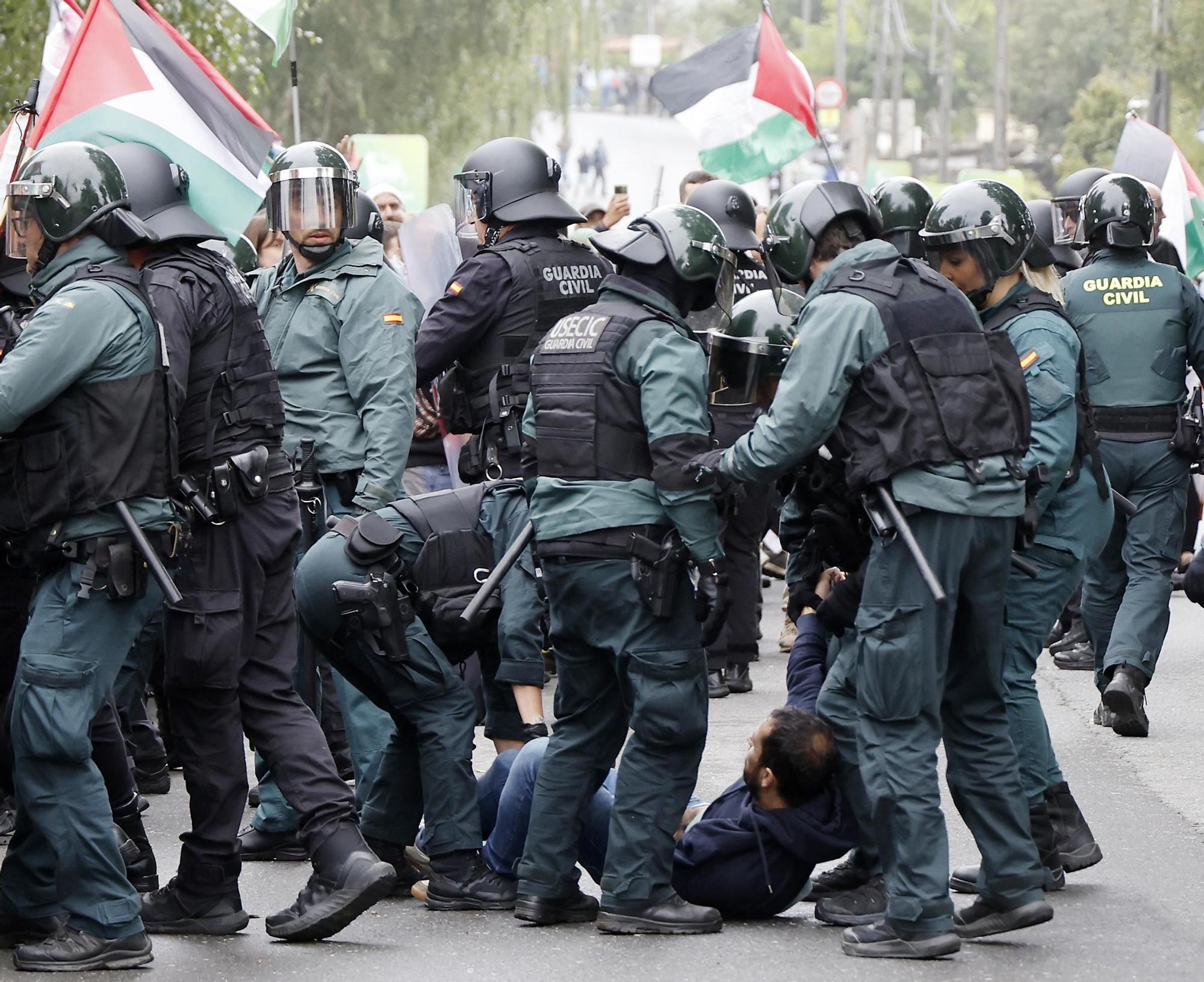 Concentraciones contra el equipo de Israel por el genocidio en Gaza durante el paso de La Vuelta por Pontevedra