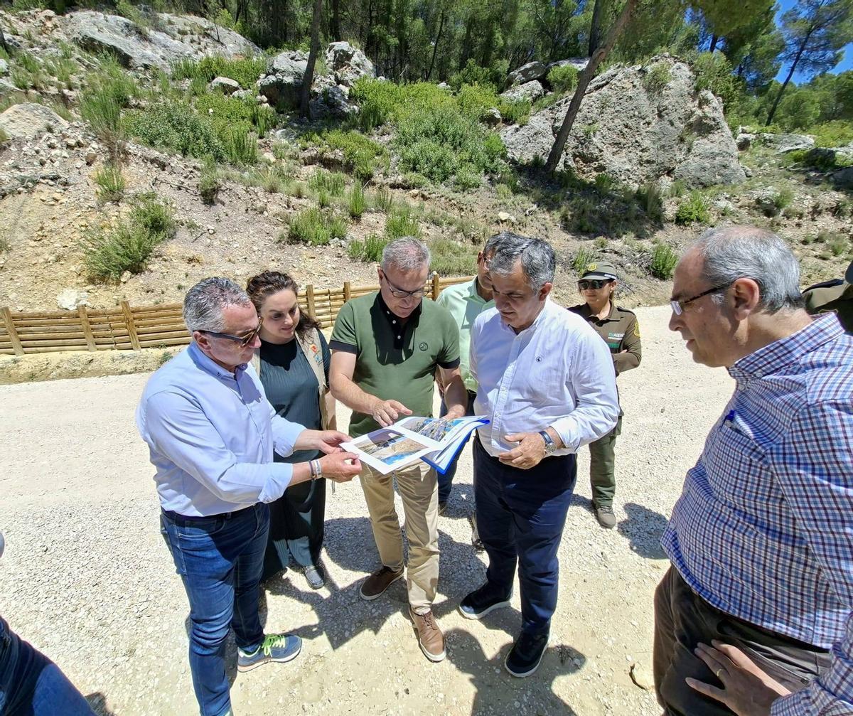 El consejero Juan María Vázquez revisando los proyectos realizados