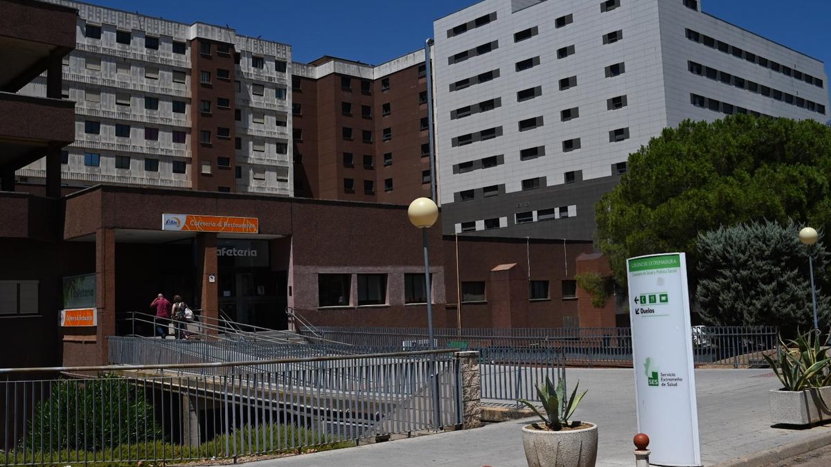 Exterior de la cafetería del Hospital Universitario de Badajoz.
