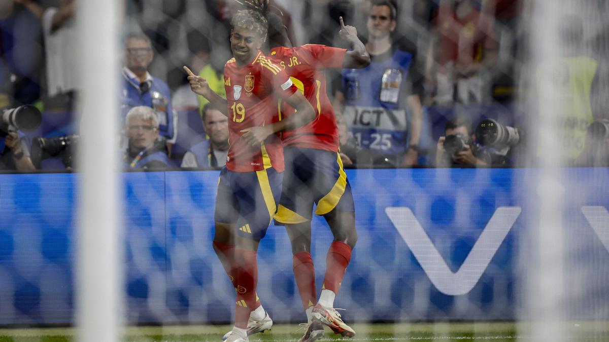Nico Williams y Lamine Yamal celebran el gol del jugador del Athletic en la final de la Eurocopa