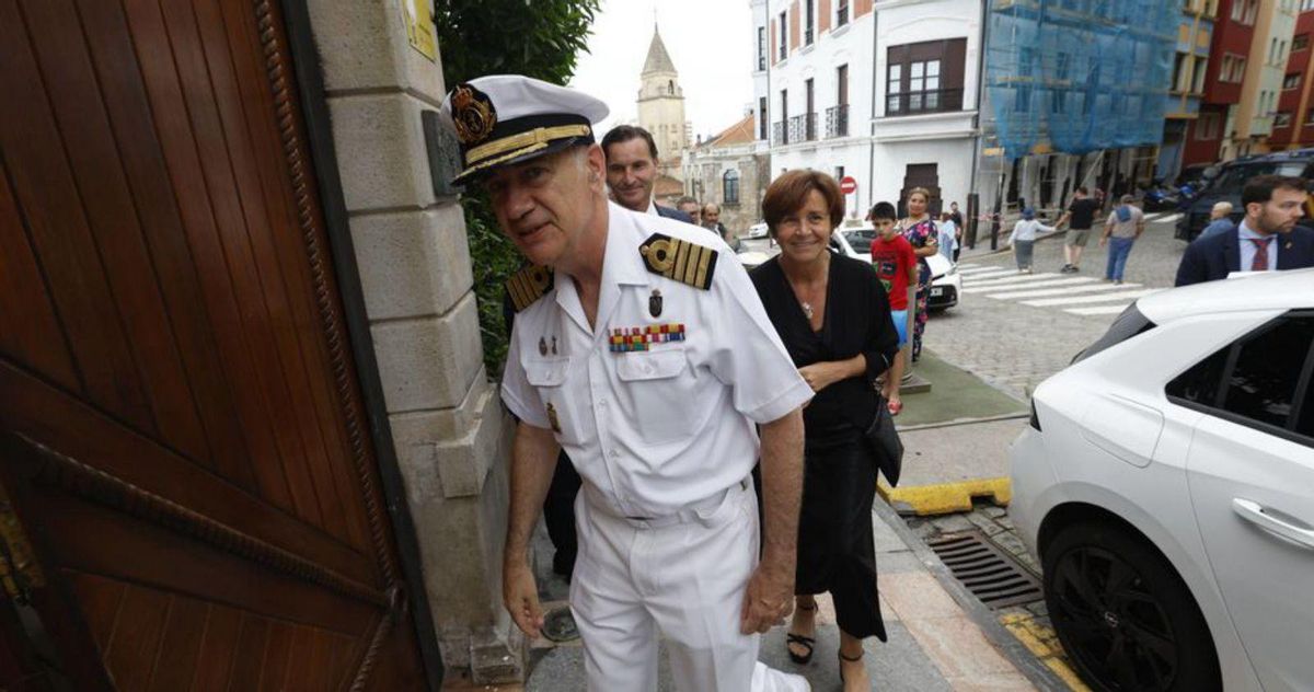 Luis Vicente Márquez, seguido por Carmen Moriyón y Jorge González-Palacios.