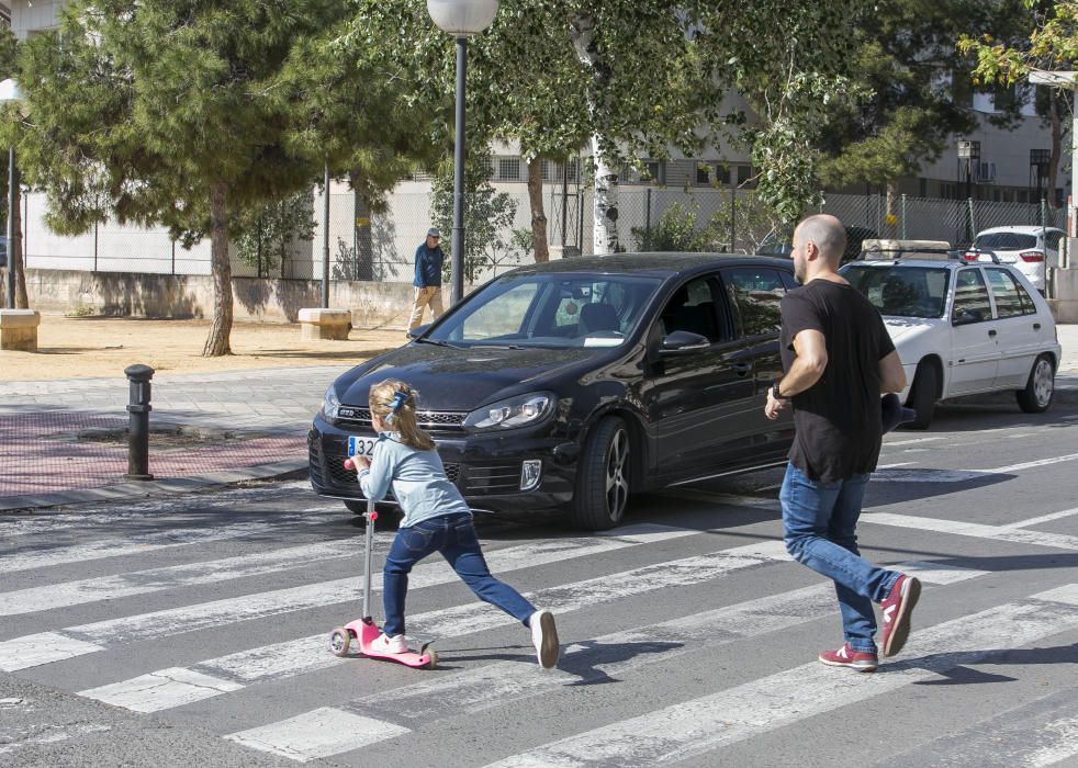 Los más pequeños salen del confinamiento después de más de 40 días pero un gran número de familias salen enteras y no se respeta la distancia de seguridad.