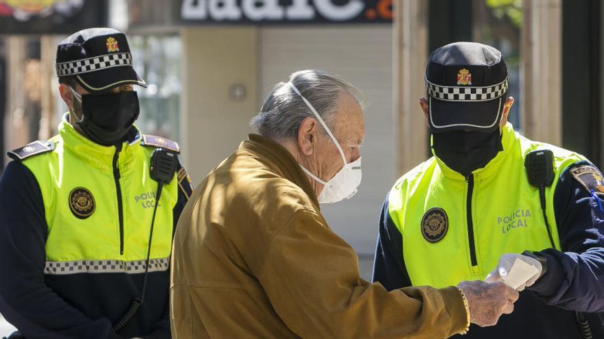 Dos agentes, durante un reciente control por el coronavirus en Alicante
