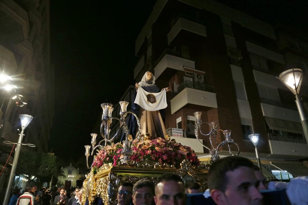 Algunas de las imágenes decanas de la Semana Santa se acercaron al mar y los paseos en Martes Santo