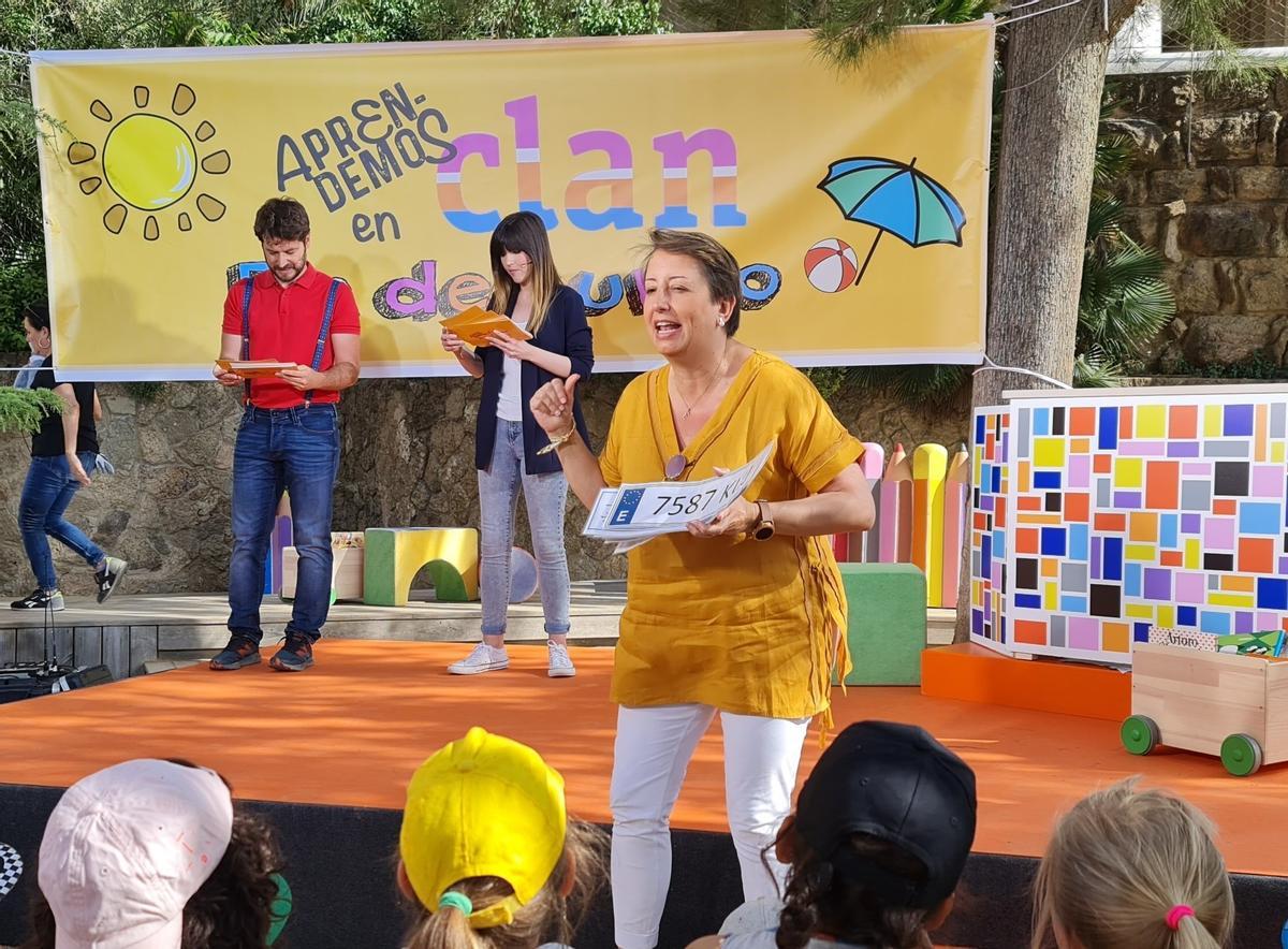 Elisa Beltrán, en la grabación de un programa de «Aprendemos en Clan» en el parque Güell de Barcelona.