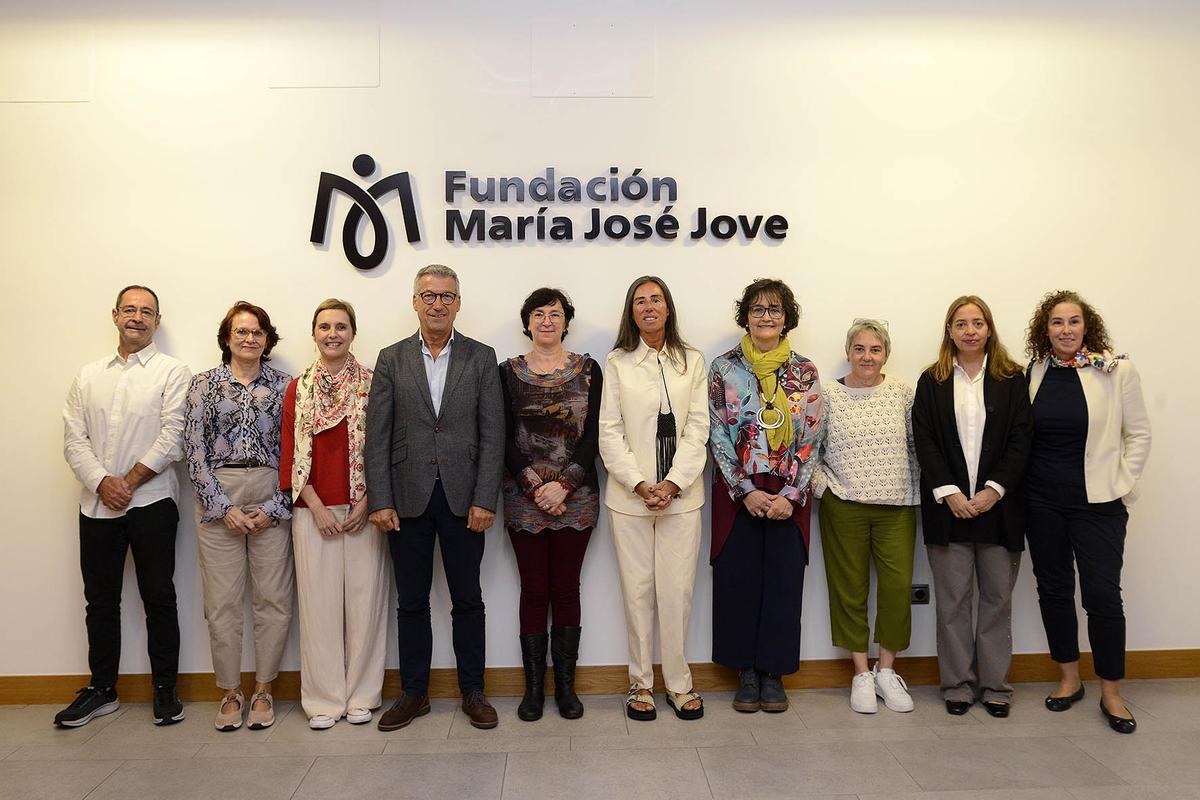 La doctora Lourdes Cordero, junto con el gerente del área sanitaria de A Coruña y Cee, Luis Verde; la presidenta de la Fundación María José Jove, Felipa Jove; los ponentes y los moderadores de la jornada, en la sede de la Fundación María José Jove,