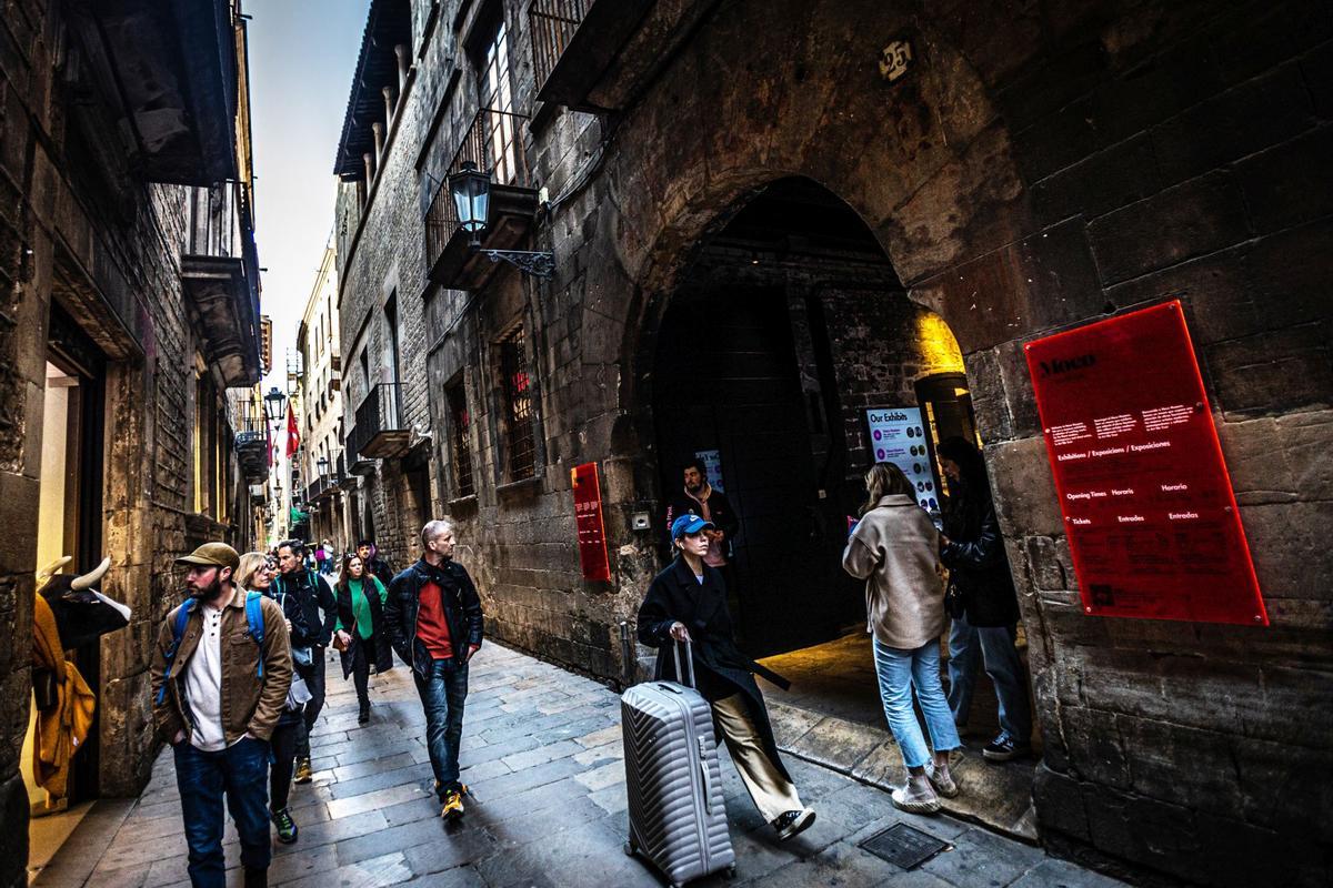 El Born de Barcelona sale de la pandemia con un alud de nuevas tiendas. Uno de los barrios que más se paralizaron por la covid está remontando con fuerza gracias al impulso de nuevos operadores, una menor saturación turística y el paulatino regreso de los clientes locales.