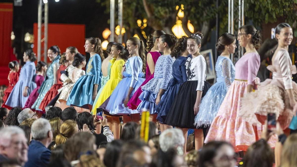 Las 80 candidatas a Bellea del Foc 2026 desfilan en un nuevo formato en el centro de Alicante