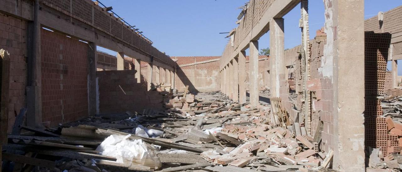 Escombros y vertidos amontonados en la parcela de la antigua fábrica de cerámicas. | PERALES IBORRA