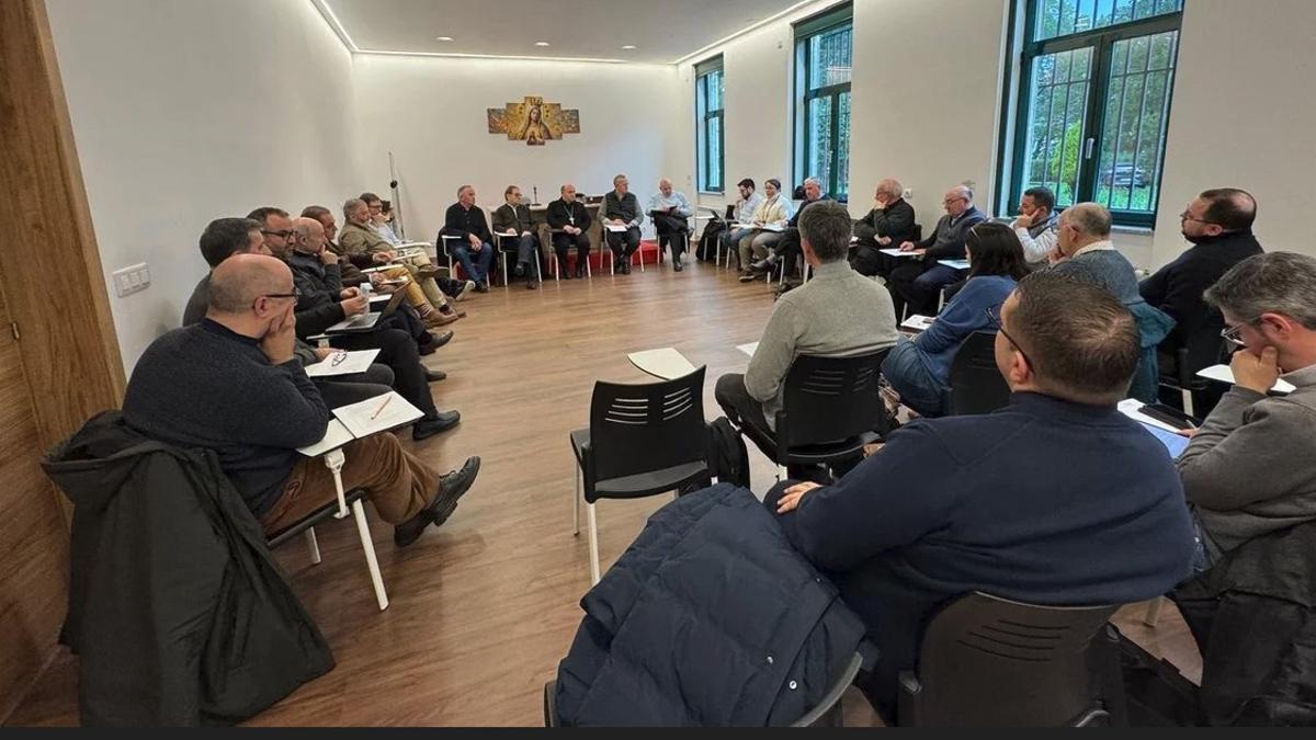 Reunión del arzobispo de Santiago con los responsables de los distintos departamentos diocesanos