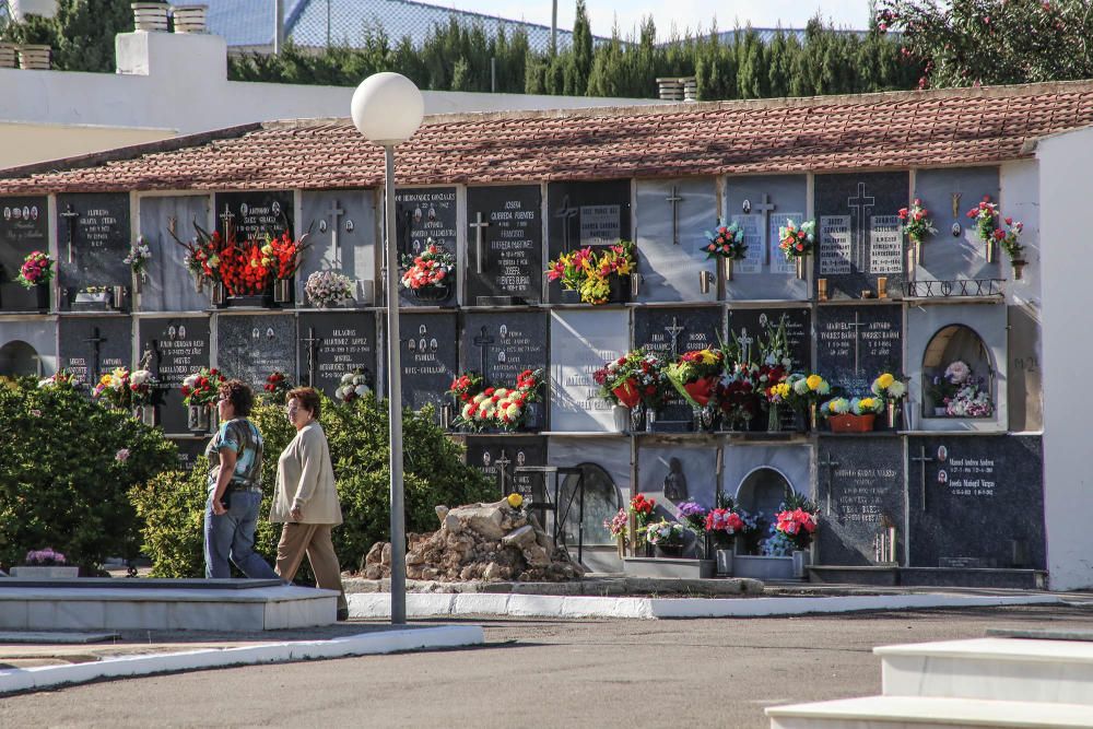 Visita al cementerio de Torrevieja en Todos los Sa