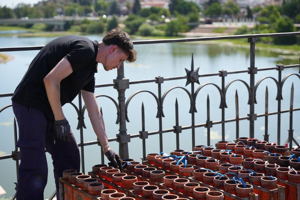 Todo listo en el puente de Palmas de Badajoz para los fuegos de esta noche