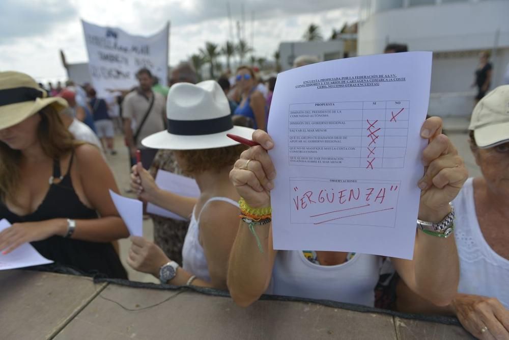 Protesta ante un Mar Menor que amanece cubierto de espuma