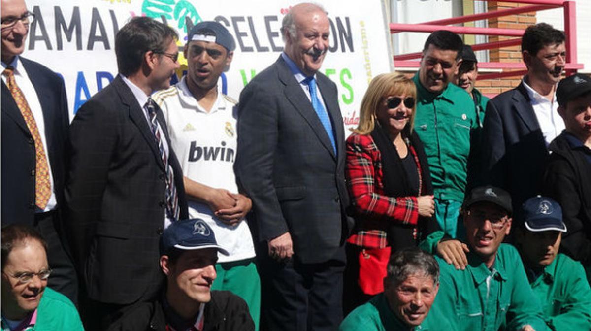 La presidenta de la Diputació acompanya el seleccionador Vicente del Bosque durant la visita al centre ocupacional COSAMAI (març 2014).