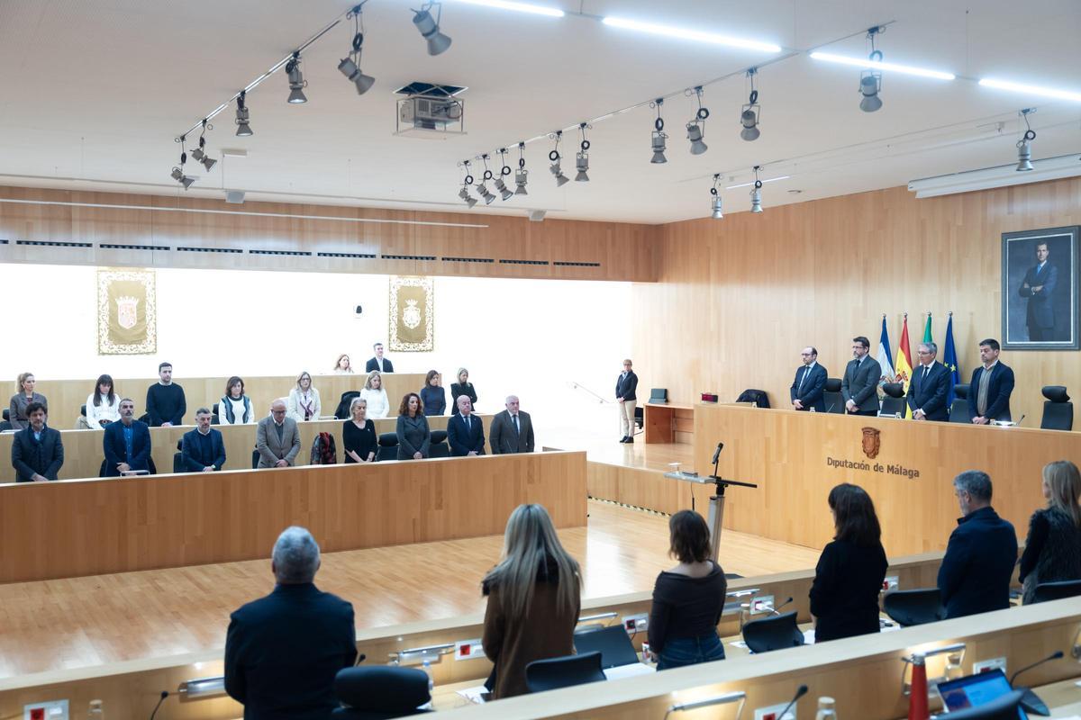 Minuto de silencio en el Pleno de la Diputación, que ha aprobado una inyección de 31 millones a los ayuntamientos de la provincia.