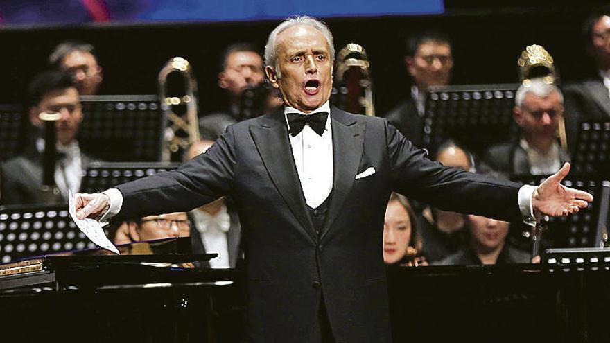 Carreras cantando, ayer, en el teatro Poly de Pekín. // Efe