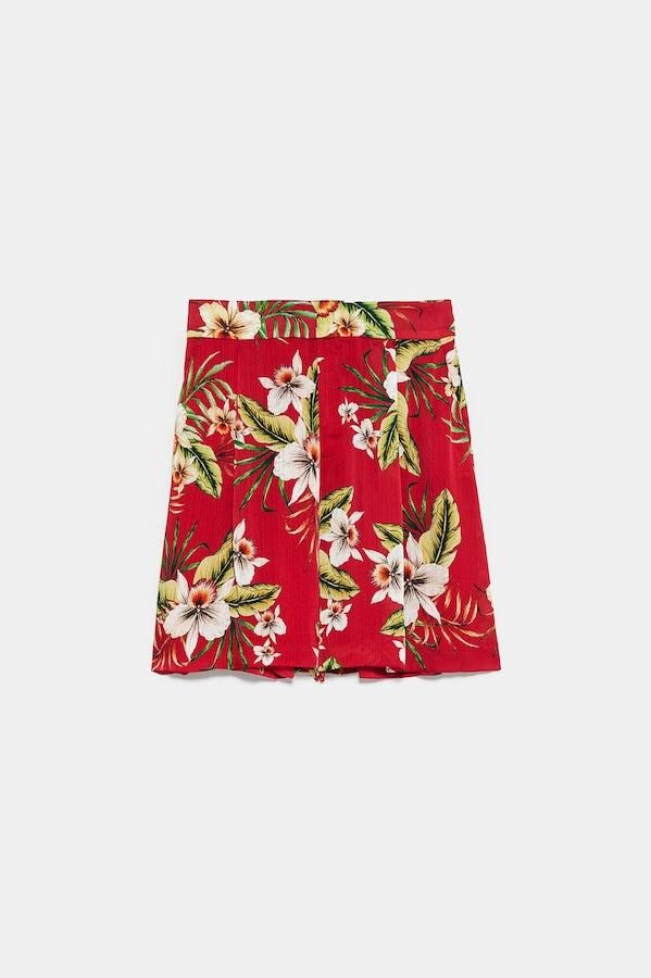 Bermuda con estampado tropical, de Zara
