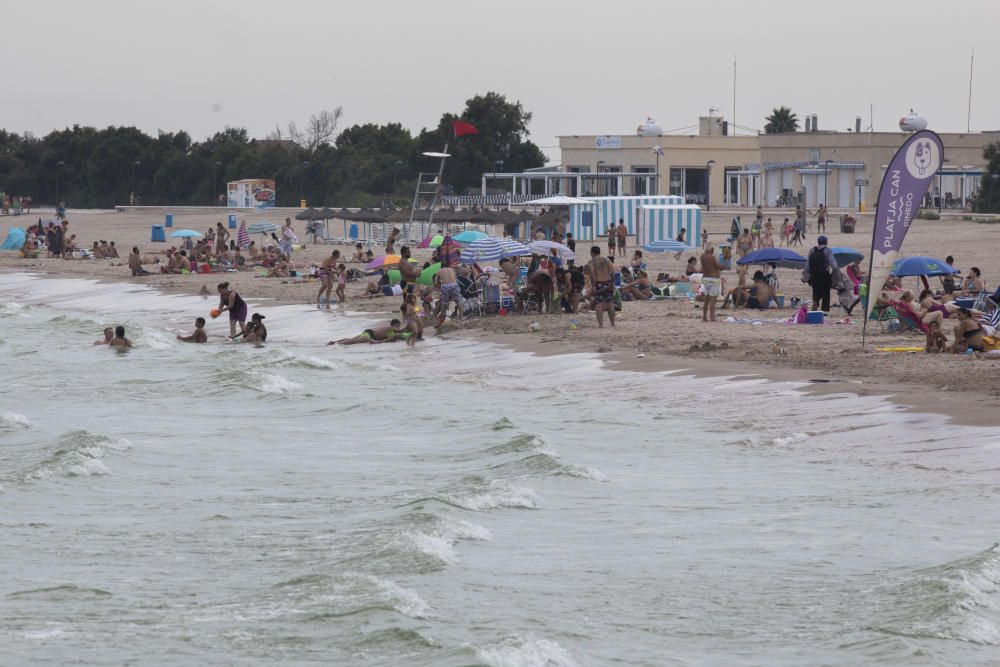 El Ayuntamiento pone la bandera roja en la playa de Pinedo