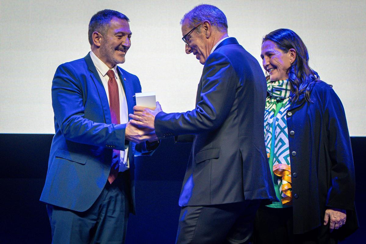 José Alberto Carbonell, presidente de Port de Barcelona, recoge el premio a la empresa más sostenible de la mano de Miquel Sàmper, Conseller dEmpresa i Treball de la Generalitat de Catalunya y Mireia Pousa, Estrategia de Medios y Branded Content Asuntos Públicos y Sostenibilidad de Naturgy