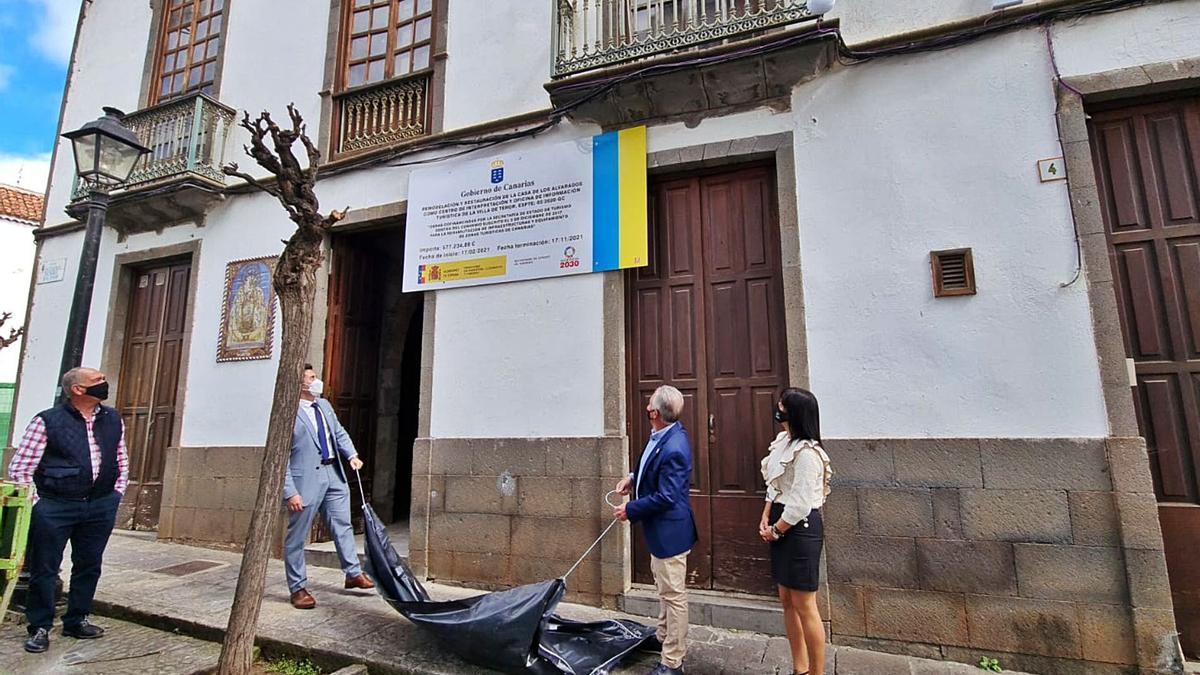 El director general de Infraestructura Turística del Gobierno de Canarias, Fernando Miñarro (d.), y el alcalde de Teror, Gonzalo Rosario (iz.), muestran el cartel de la obra | | LP/DLP