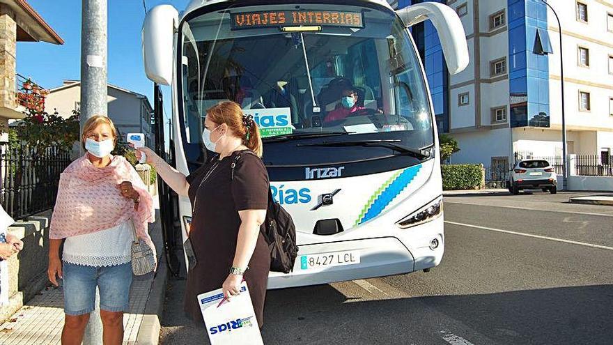 Toma de temperatura a la entrada del autobús.