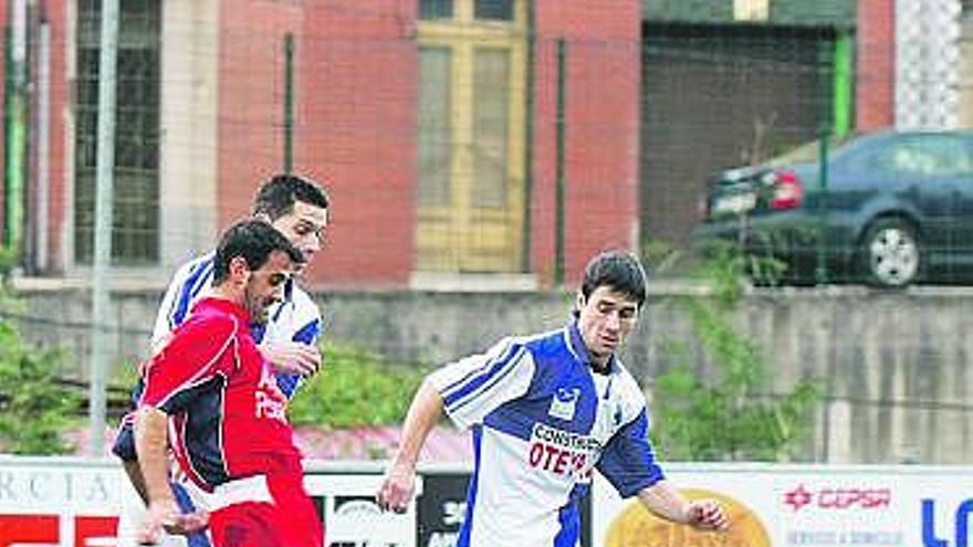 Rubén Suárez envía a Matías, dos de los goleadores del Marino en el Candín.