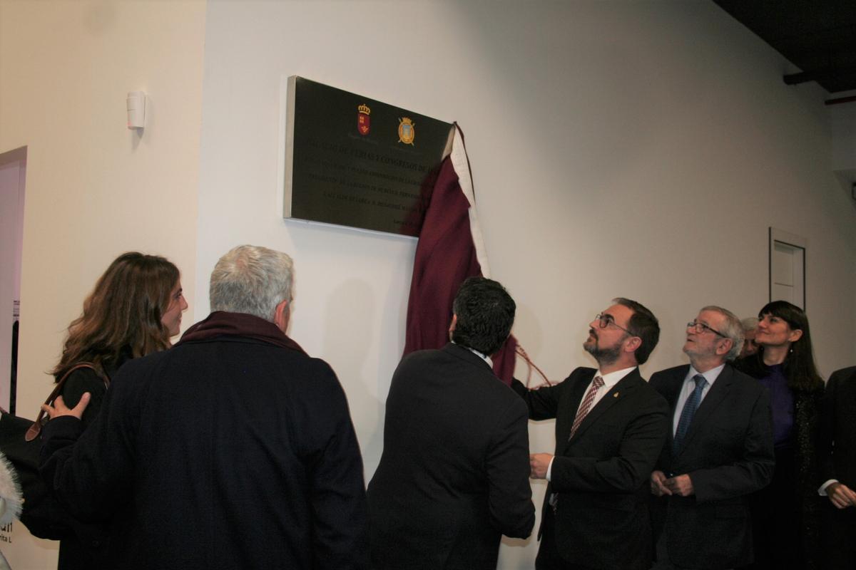 Fernando López Miras y Diego José Mateos, descubrían la placa conmemorativa en presencia del hijo de Margarita Lozano, Francisco Magno Lozano.