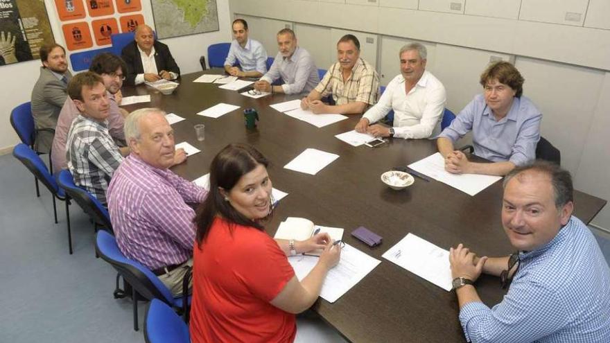 Alcaldes y representantes de los concellos en una reunión del Consorcio As Mariñas, en junio.