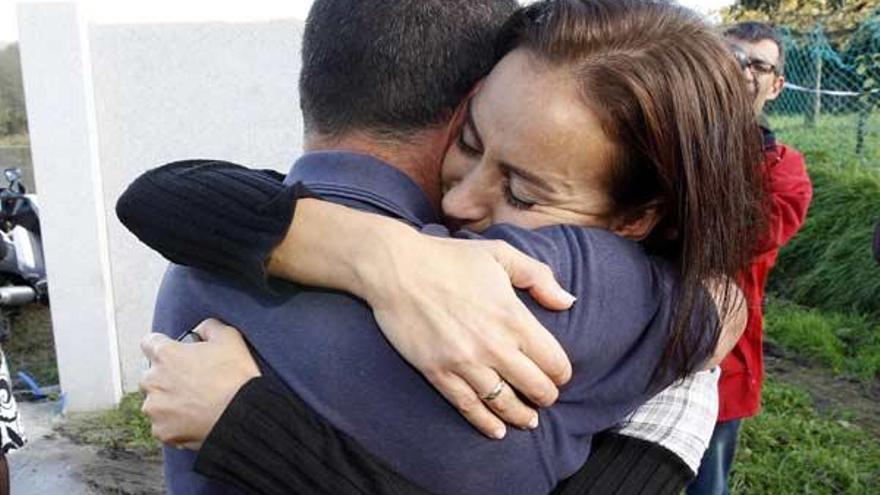 Silvia Albés abraza a un vecino de Mañufe tras conocerse la noticia.