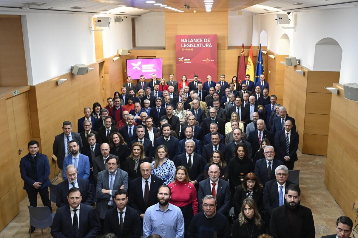 Foto de familia del acto de ayer.