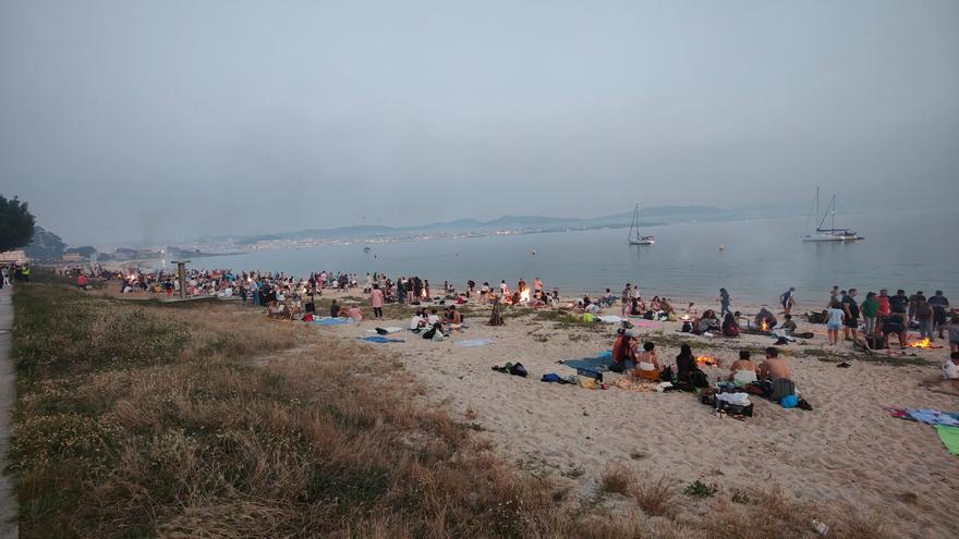 La noche de San Xoán en la céntrica playa de Rodeira, en Cangas