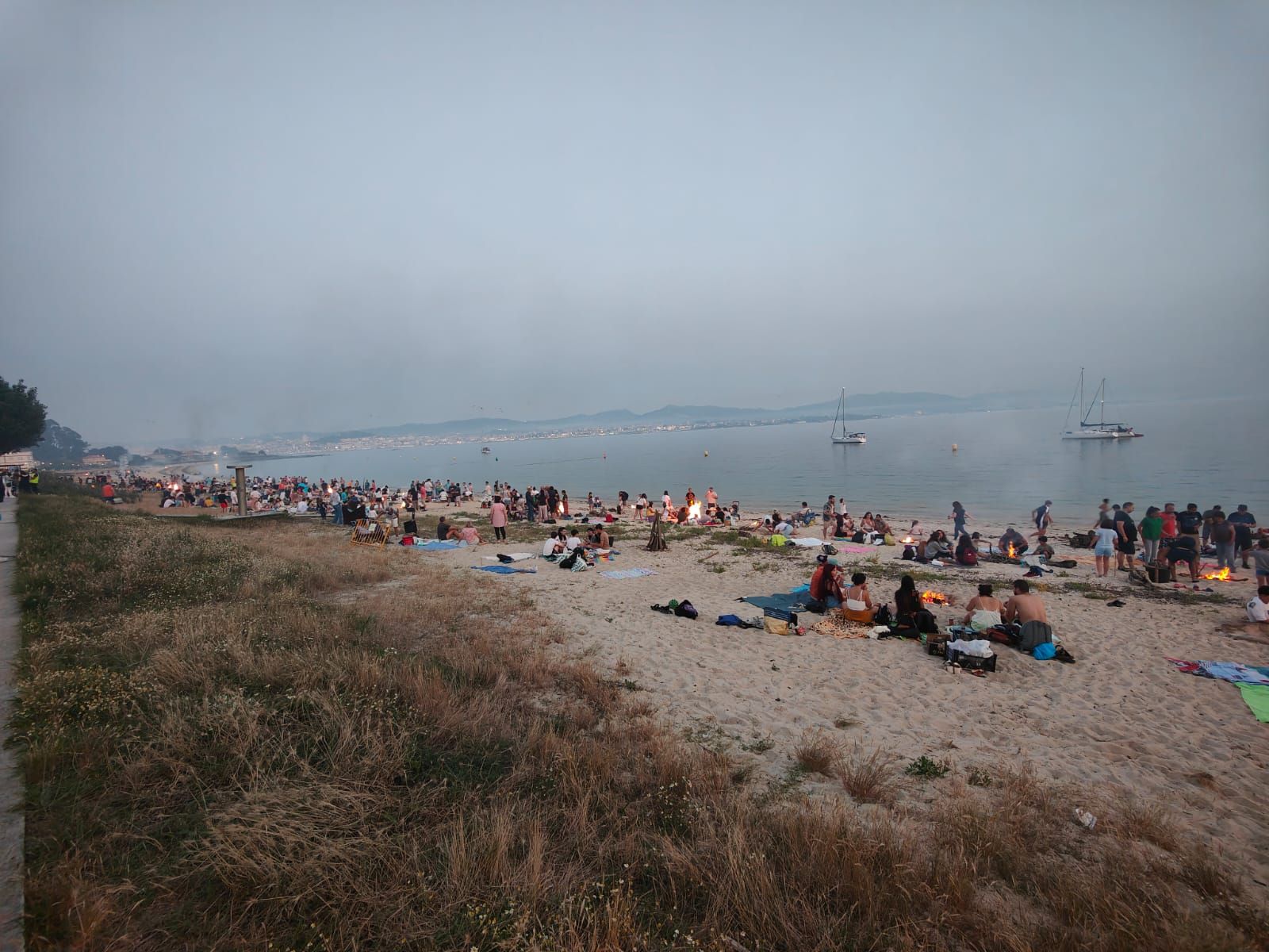 La noche de San Xoán en la céntrica playa de Rodeira, en Cangas