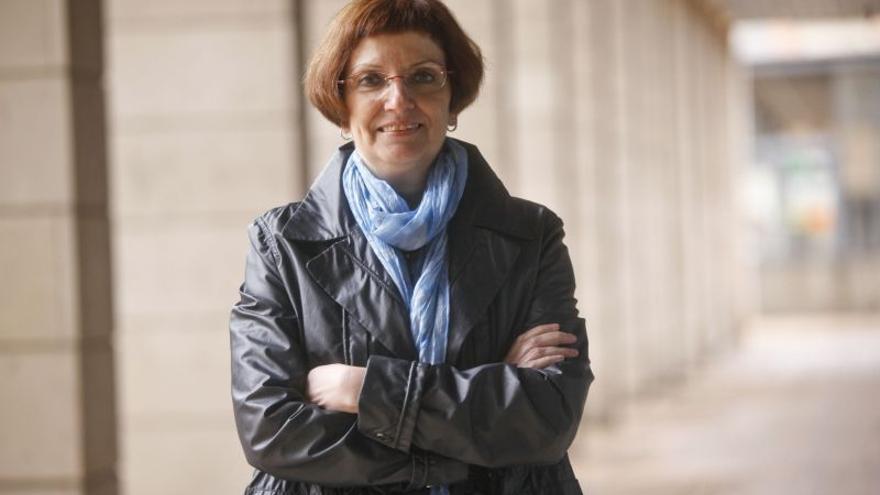 La escritora Carmen Santos, afincada en Zaragoza, publica su última novela, ‘Flor de Arrabal’.
