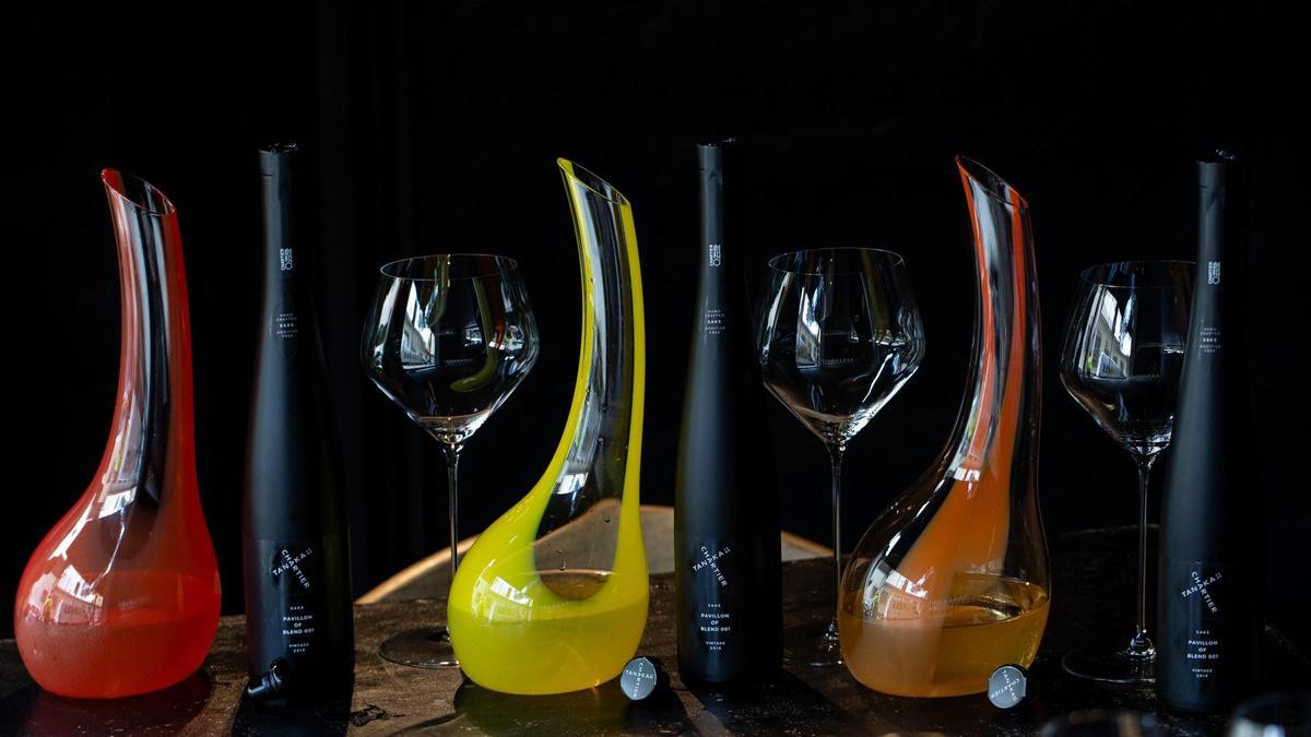 Tres botellas de sake Tanaka 1789 x Chartier, con decantadores y copas Riedel en el restaurante Jara.