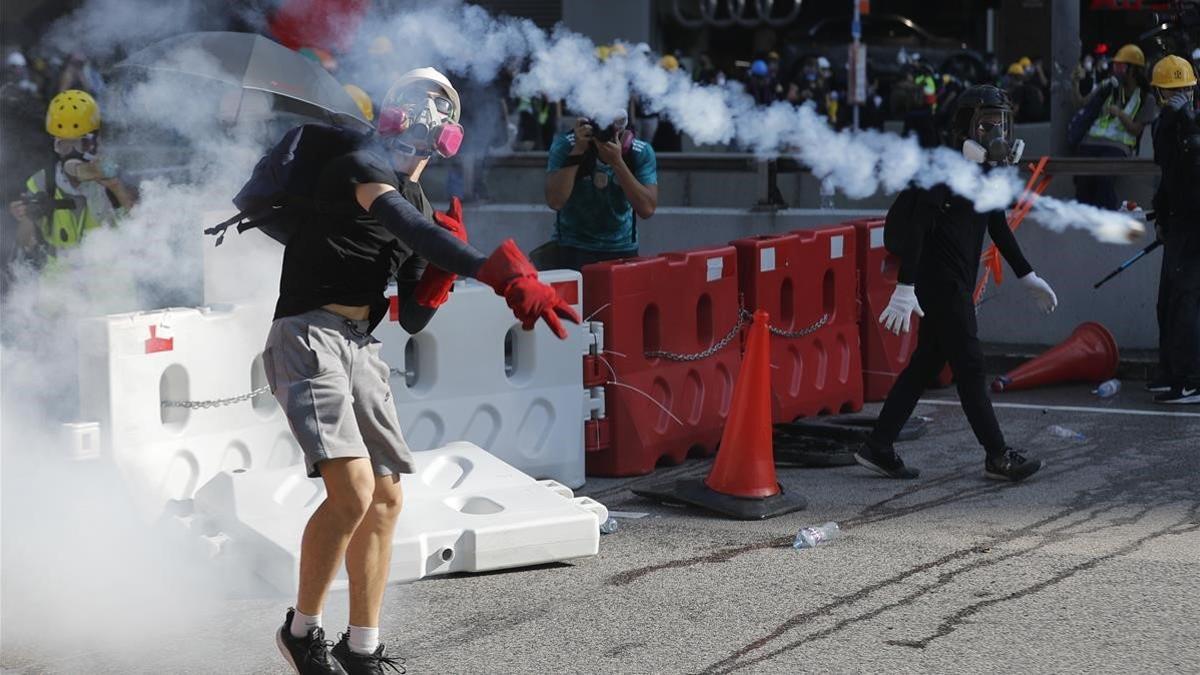 zentauroepp49338779 a protester throws back a tear gas canister in hong kong on 190805141947