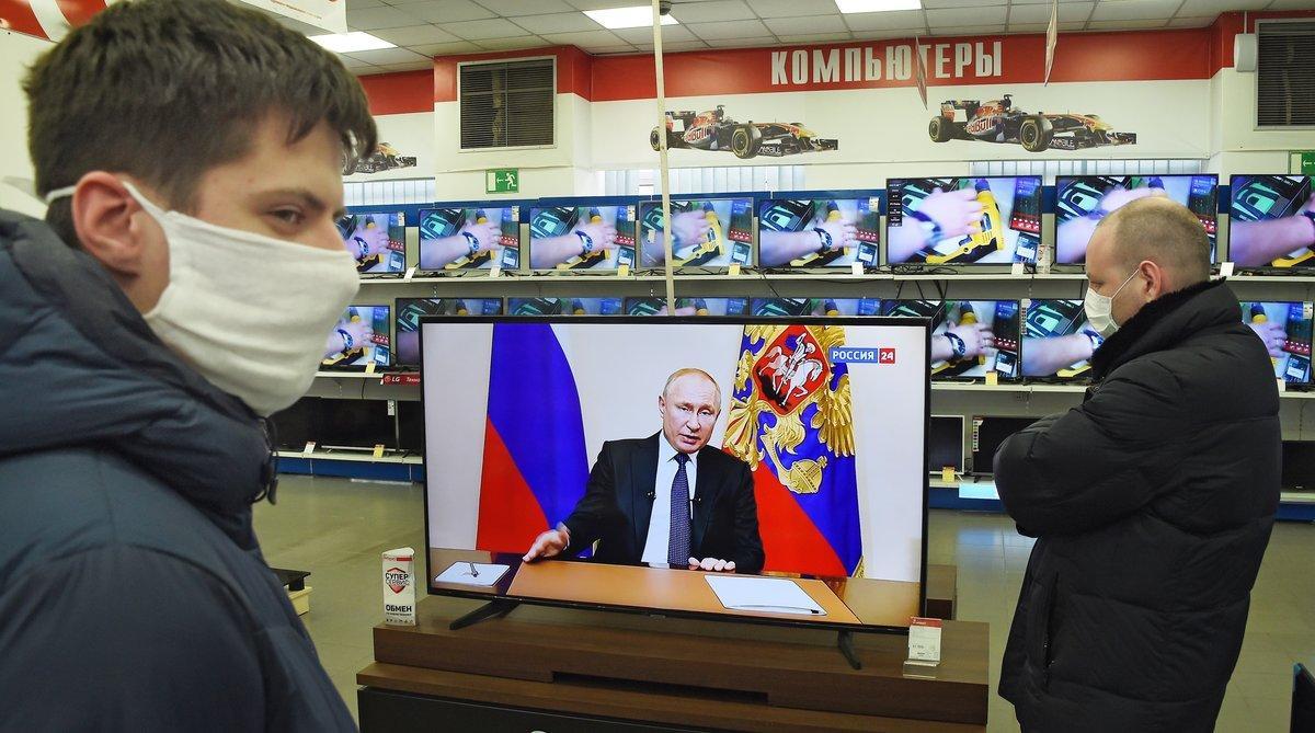 March 25, 2020 - Russia:  Preventive measures and precautions against coronavirus COVID-19. Broadcast of the Russian President Vladimir Putin’s address to the nation on the situation caused by the coronavirus pandemic. Customers in the household appliances shop watch the broadcast. (Viktor Korotaev/Kommersant/Contacto)