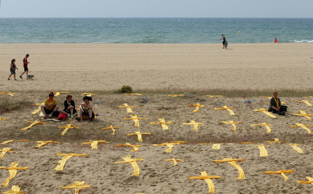 Estenen tovalloles grogues en forma de creu a la platja de Mataró