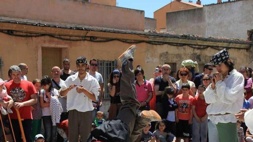 Un momento de la actuación del circo en la calle.