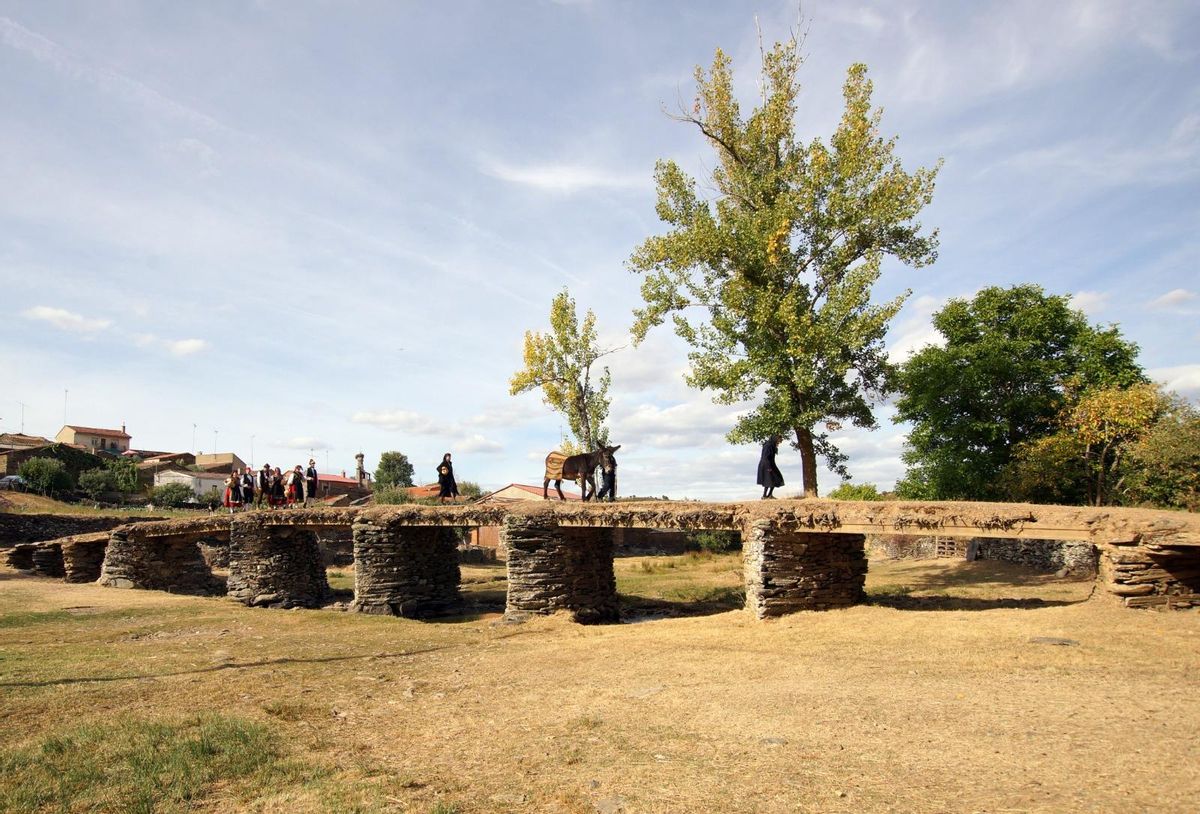 Paso de burros por el puente de Fradellos sobre el río Cebal, cuando estaba seco.