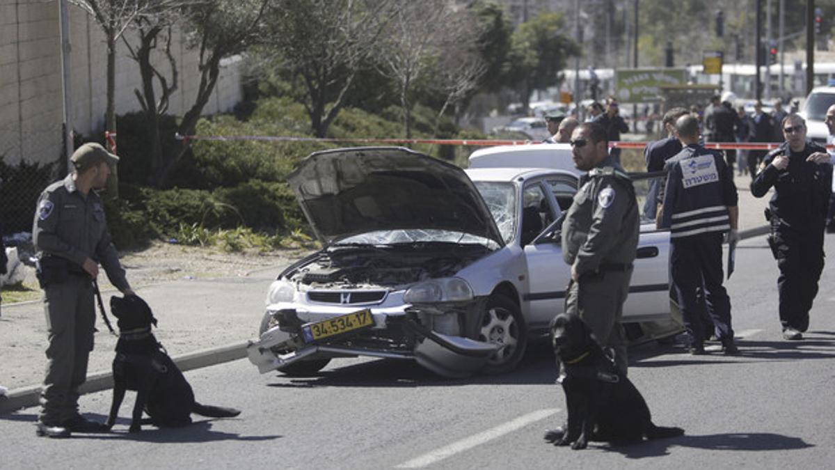 Agentes israelís, en el lugar de los hecho, hoy en Jerusalén.