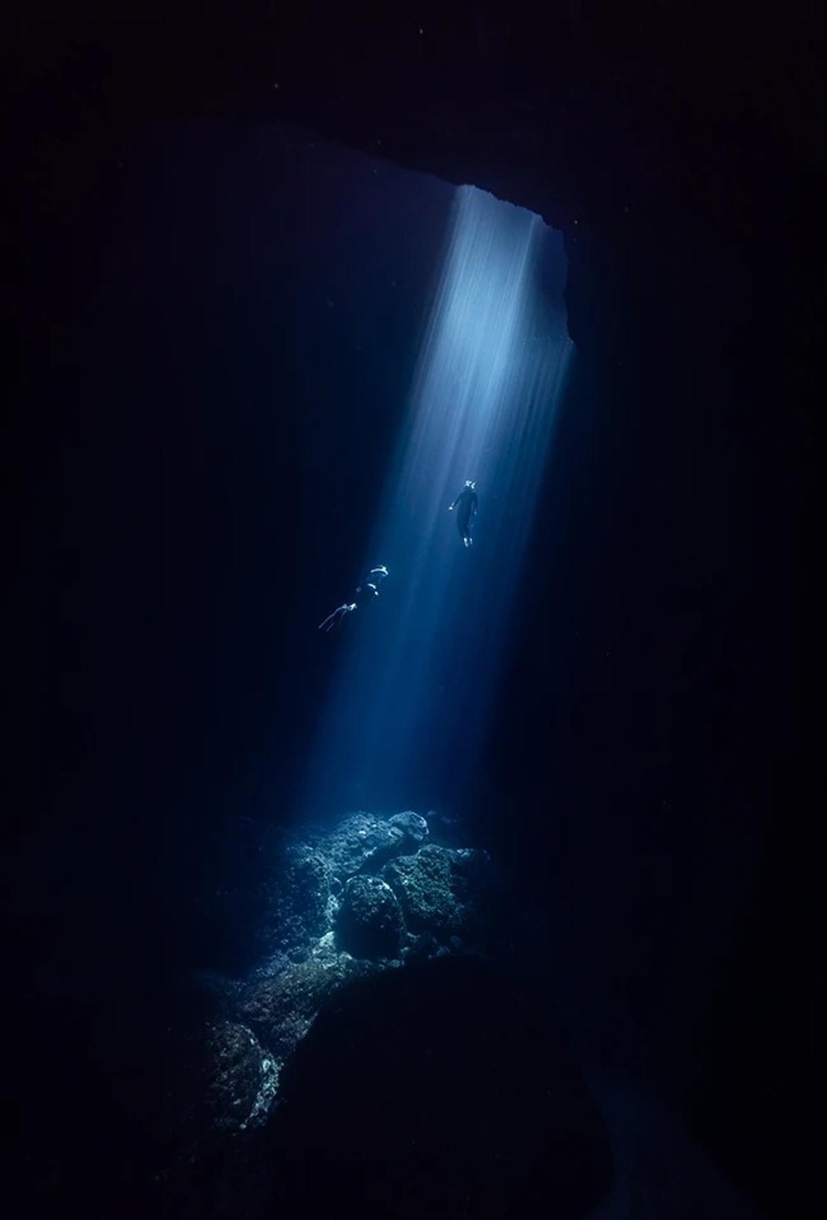Apneístas en excursión por cuevas de Ibiza