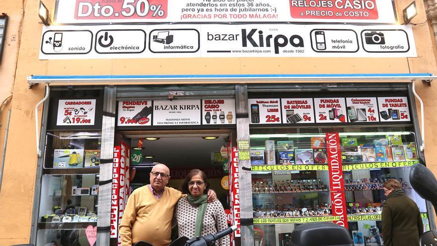 Bhagwan y Manju, la semana pasada delante de su bazar, en calle Carretería, 84, que cierra este martes 27.