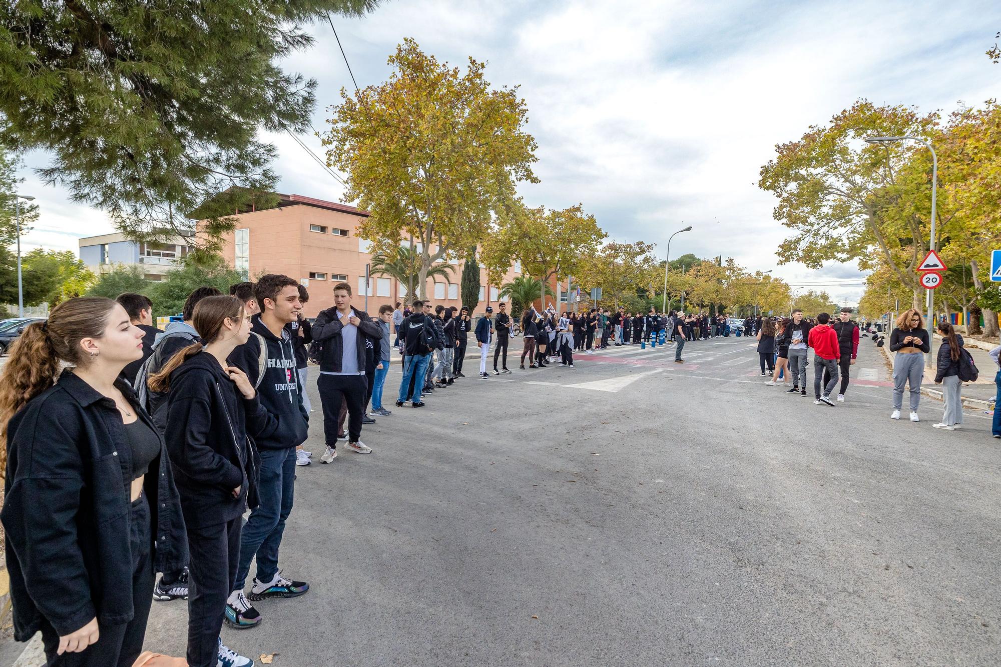 Alumnos de los institutos de Benidorm forman una "Cadena Humana" en la zona escolar del Salt de l'Aigua contra la violencia de género