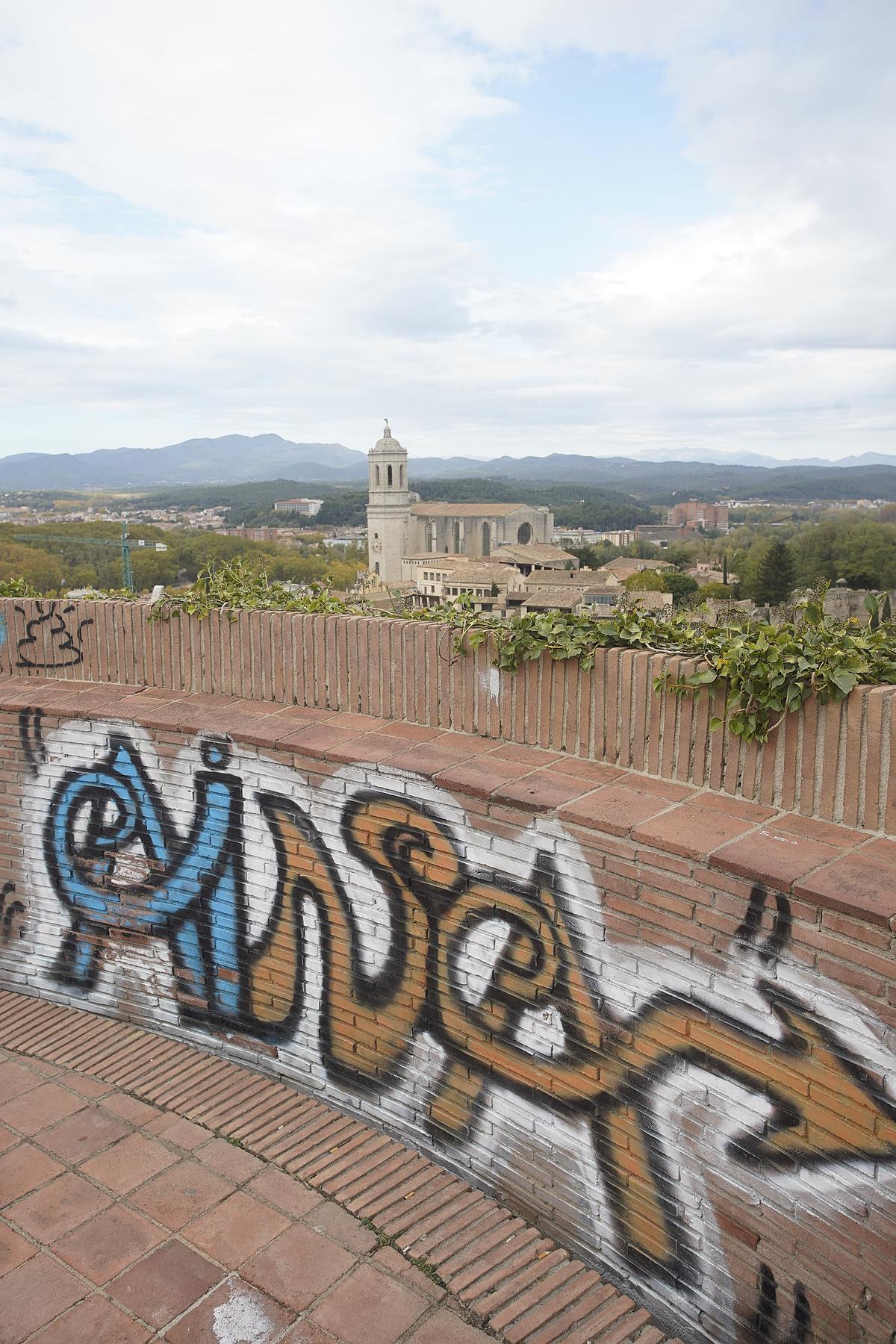 Les torres de la muralla de Girona, farcides de pintades Les torres de la muralla de Girona, farcides de pintades
