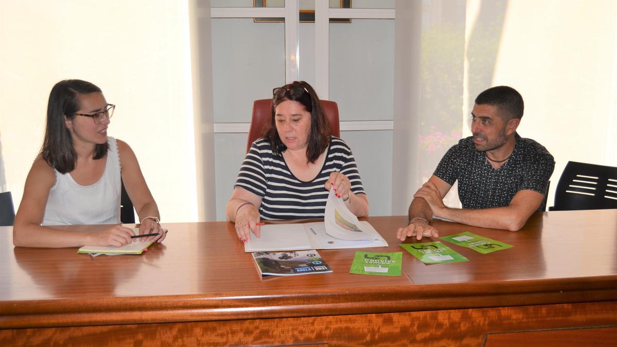 Ana Isabel Otero, en el centro, junto a Eva Piñeiro y Julio Barreiro