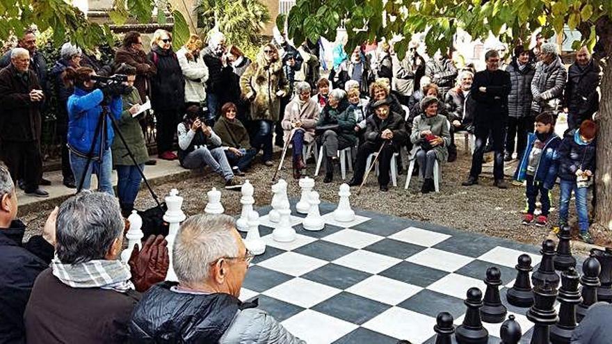 Moià estrena un tauler d&#039;escacs gegant en homenatge a Joan Codina